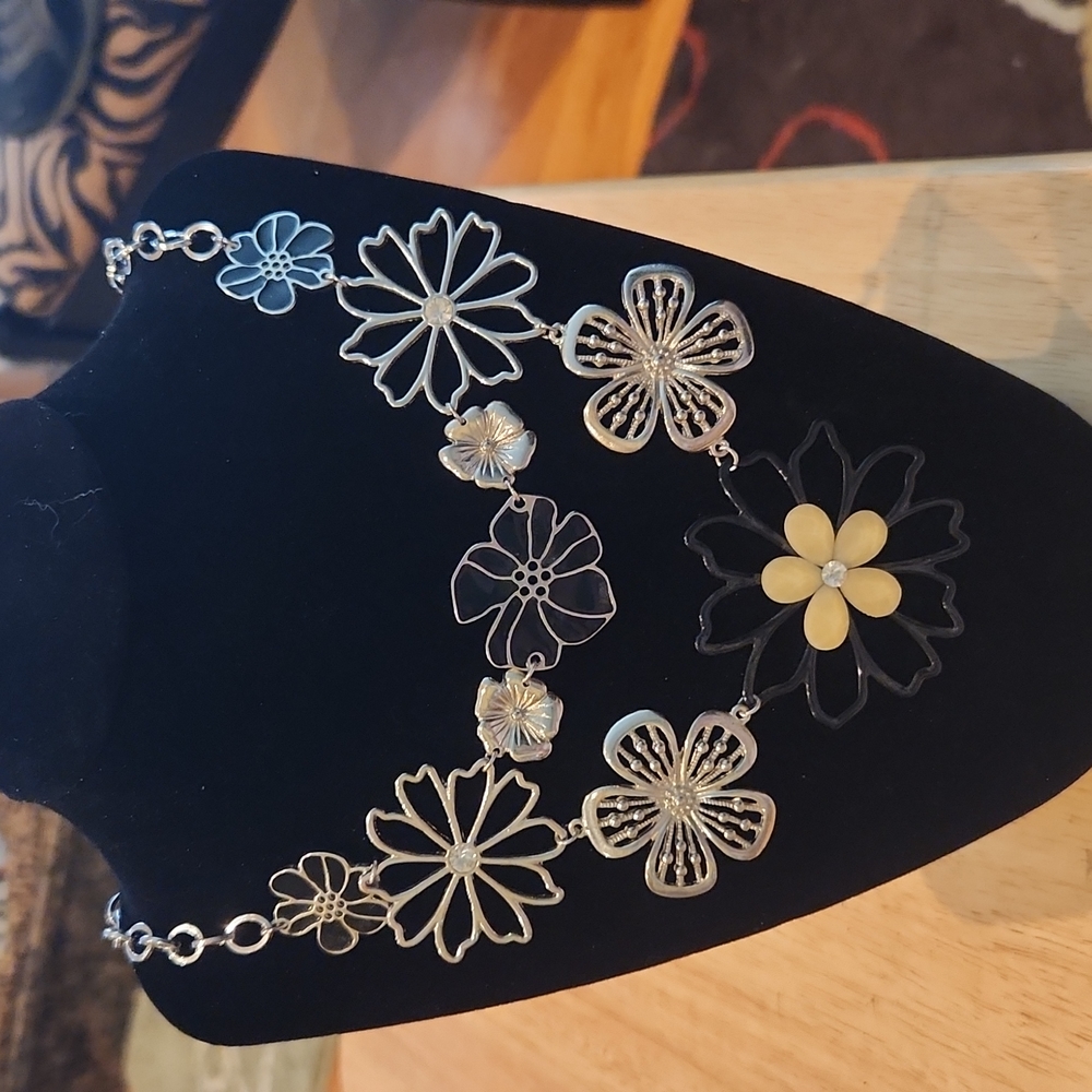 NY Collection Floral Bib Necklace